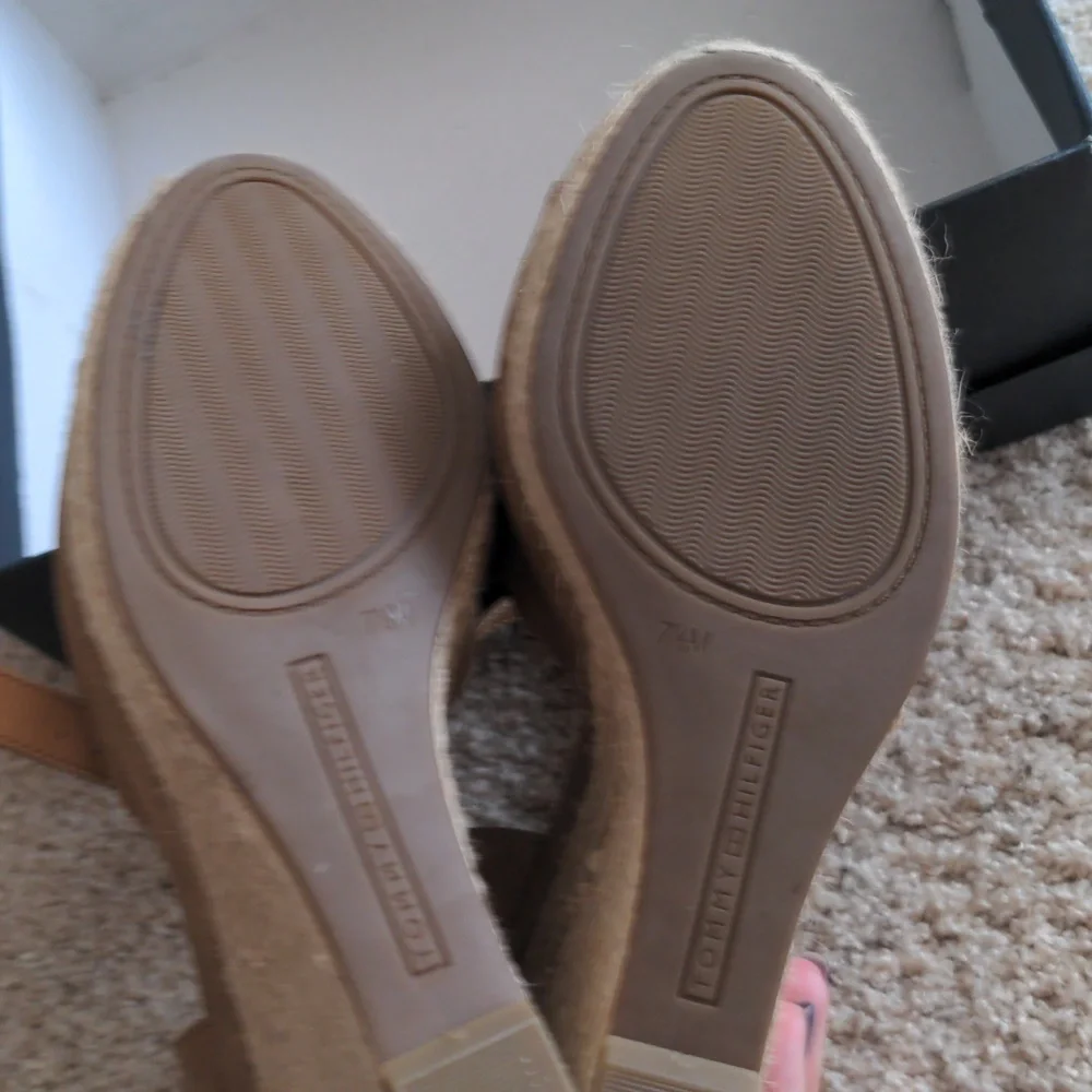 NIB Tommy Hilfiger Kali Wedges